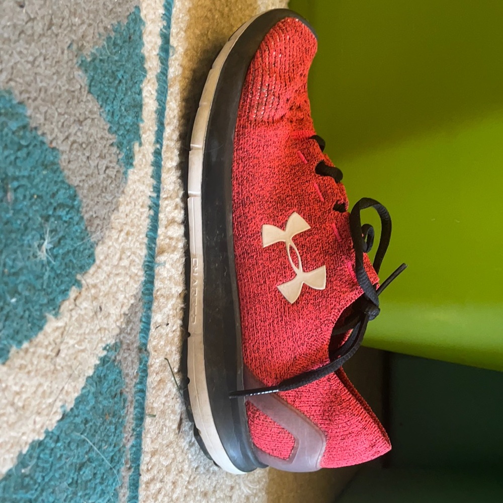Tennis shoes
